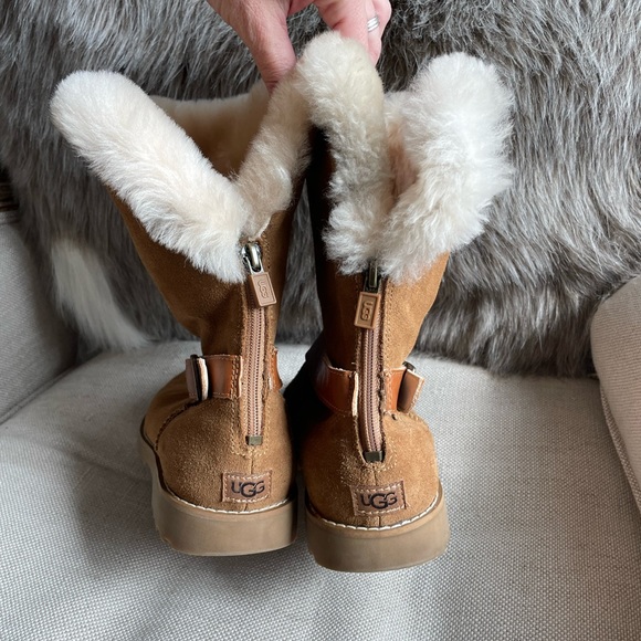 UGG NESSA Geuine Suede Leather Belted Bootie, US 3 EUC, Easy on-off w/zipper - Picture 4 of 9